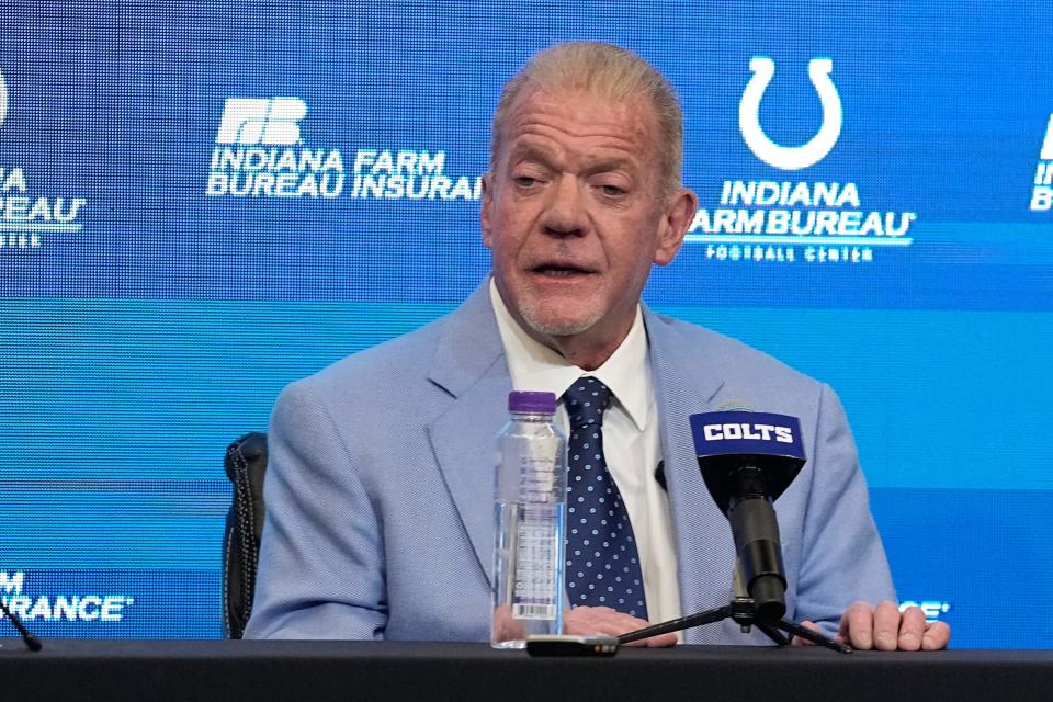 El propietario de los Indianapolis Colts, Jim Irsay, habla durante una conferencia de prensa, el martes 14 de febrero de 2023, en Indianápolis.  Shane Steichen fue presentado como el nuevo entrenador en jefe de los Colts.