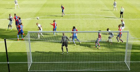 Britain Football Soccer - Crystal Palace v West Bromwich Albion - Premier League - Selhurst Park - 13/8/16 West Bromwich Albion's Salomon Rondon scores their first goal Action Images via Reuters / Andrew Couldridge