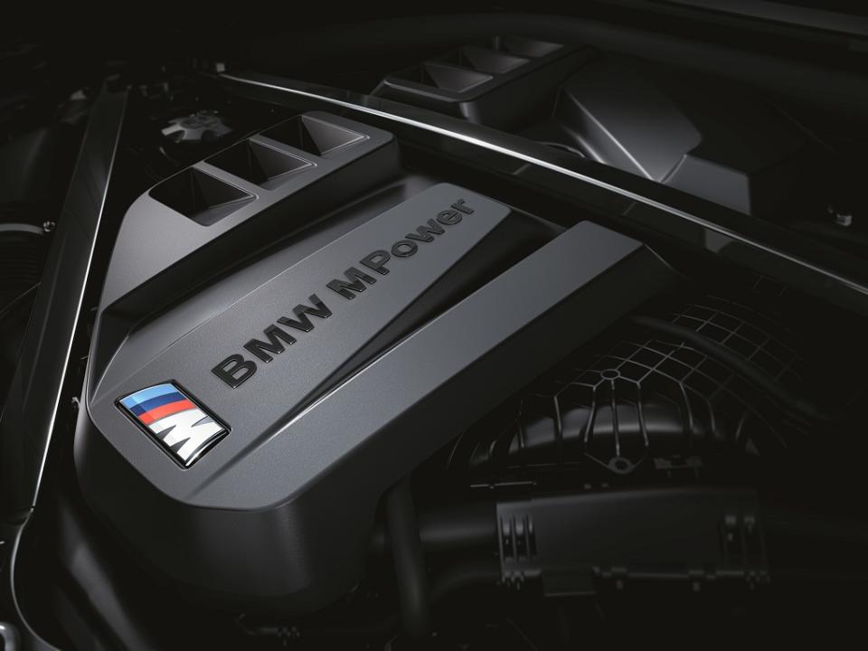 全新世代BMW M2搭載3.0升 M TwinPower Turbo直列六缸引擎，最大馬力高達460德制馬力，最大扭力550牛頓米，零百加速僅需4.1秒即可完成。