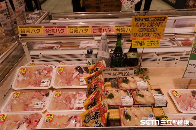 （上圖）林養魚場代表董事林邦康與台灣石斑魚；（下圖）台灣石斑魚在日本超市販售。（圖／林養魚株式会社、攝影師大野敏美智授權提供）