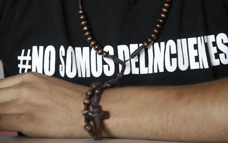 En esta foto del sábado 28 de julio de 2018, Jairo Bonilla, líder del movimiento estudiantil 19 de abril, usa una playera con el texto "#No Somos Delincuentes". La Comisión Interamericana de Derechos Humanos ha dicho que su equipo de monitoreo en Nicaragua encontró que “las autoridades habrían realizado numerosas detenciones arbitrarias, efectuadas con violencia”. (AP Foto/Arnulfo Franco)