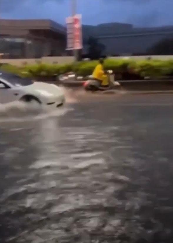 台南永康工業區淹水，水深高度約莫達半個汽車輪胎。（翻攝自記者爆料網）