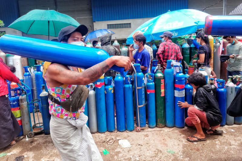▲緬甸新冠疫情嚴峻，英國駐聯合國大使甚至警告，未來2週緬甸不排除將有半數人口染疫。圖為緬甸民眾排隊搶氧氣。（圖／美聯社／達志影像）