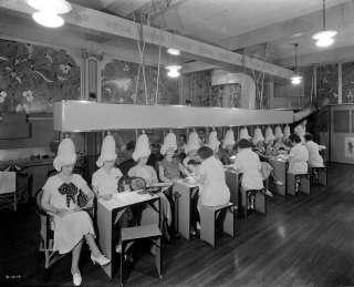 Des femmes se faisant coiffer dans un salon de beauté à Miami, en Floride, en 1939.. PHOTO WILLIAM A. FISHBAUGH/LIBRARY OF CONGRESS