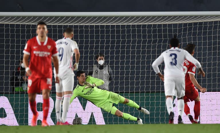 Rakitic convierte el penal para Sevilla, sancionado a instancias del VAR, en una acción que había terminado con un penal para Real Madrid