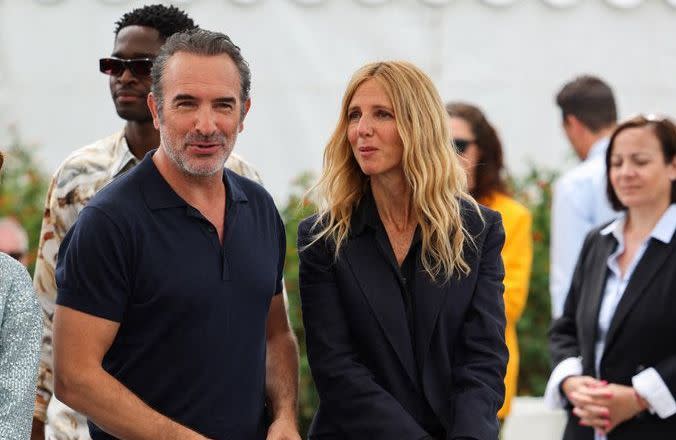 Sandrine Kiberlain multiplie les apparitions cannoises, non sans déplaire aux fans. Après avoir fait la promotion du long-métrage « Chronique d’une liaison passagère », présenté dans la sélection Cannes Première en marge du Festival de Cannes, la comédienne réapparaît devant les flashs pour assurer la promotion d’un autre projet cinématographique : « Novembre », réalisé par Cédric Jimenez. Au lendemain de son apparition sur le tapis rouge aux côtés de Jean Dujardin, également au casting du film, l’interprète de Héloïse dans « Mon Bébé » s’est en effet rendue sur le photocall de la Croisette, ce lundi 23 mai. Une nouvelle occasion de prendre la pose avec l’ensemble de l’équipe de « Novembre ». Lyna Khoudri et Sami OutalbaliPour plonger les cinéphiles au cœur d’une enquête sur les attentats du 13 novembre, le long-métrage de Cédric Jimenez, présenté hors-compétition et dont la sortie en salles est prévue le 5 octobre prochain, bénéficie en effet d’un casting de choix. Sandrine Kiberlain, Jean Dujardin mais aussi Anaïs Demoustier et Jérémie Renier y figurent. De même que le comédien Sami Outalbali, révélé dans la série à succès Netflix « Sex Education », ou encore Lyna Khoudri, déjà présente à Cannes l’année dernière pour « The French Dispatch », de Wes Anderson. Ce lundi, tous se sont prêtés à l’exercice du photocall, prenant volontiers la pose devant les photographes présents. Découvrez toutes les photos de leur apparition.