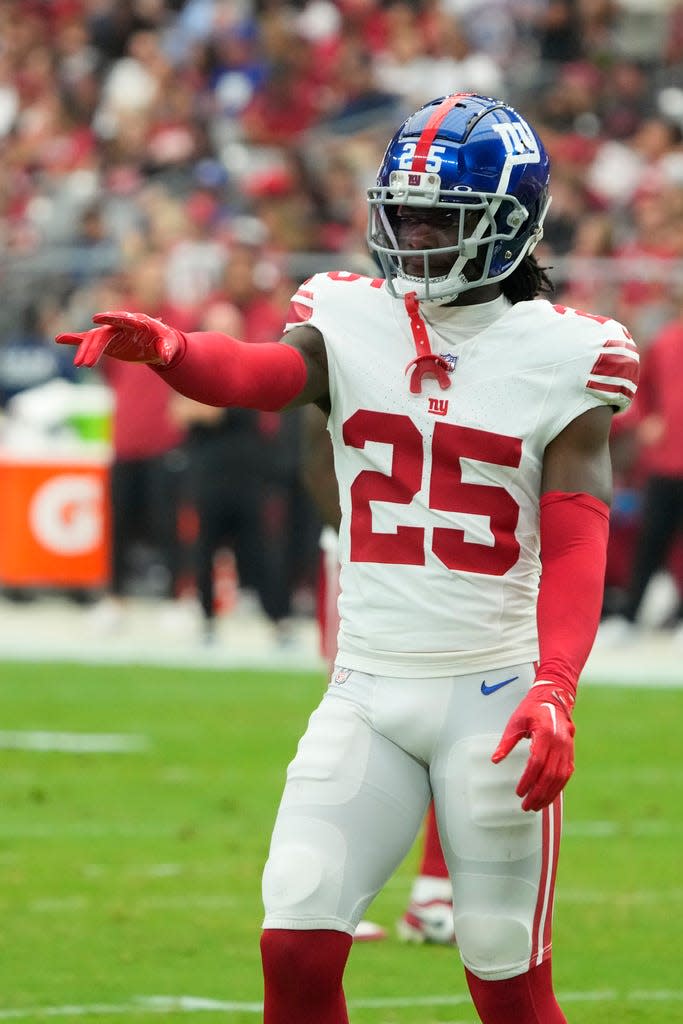 New York Giants cornerback Deonte Banks (25) lines up against the Arizona Cardinals during the first half of an NFL football game, Sunday, Sept. 17, 2023, in Glendale, Ariz. (AP Photo/Rick Scuteri)