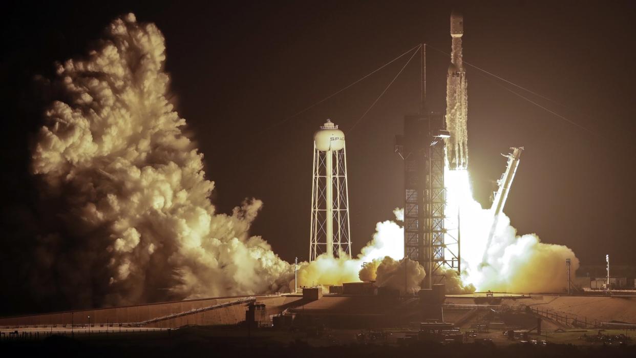 Eine «Falcon Heavy»-Rakete startet ins All. Foto: John Raoux/AP