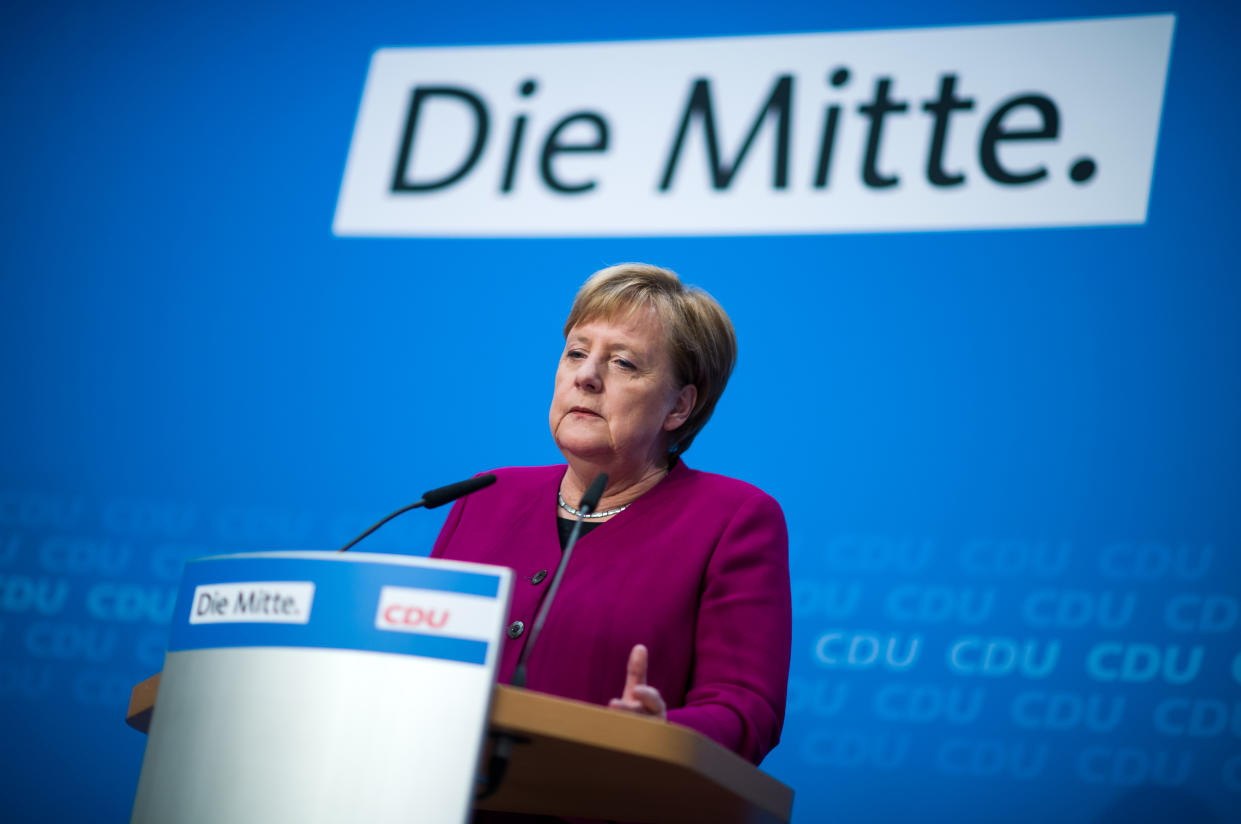 Angela Merkel, Bundeskanzlerin und Vorsitzende der CDU, äußert sich bei einer Pressekonferenz mit dem Ministerpräsidenten von Hessen, Volker Bouffier, zum Ausgang der Landtagswahl in Hessen. (Bild: Bernd von Jutrczenka/dpa)