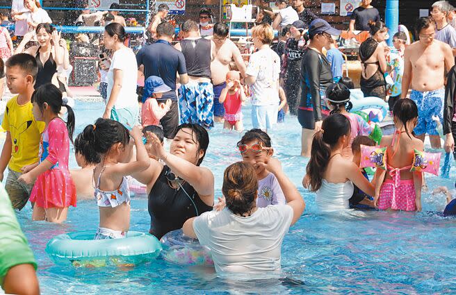 受到太平洋高壓影響，8日各地仍維持晴朗炎熱的天氣，台北市社子高溫達38.1度，前往台北市自來水園區戲水的民眾爆棚，池裏擠滿玩水消暑的人。（姚志平攝）