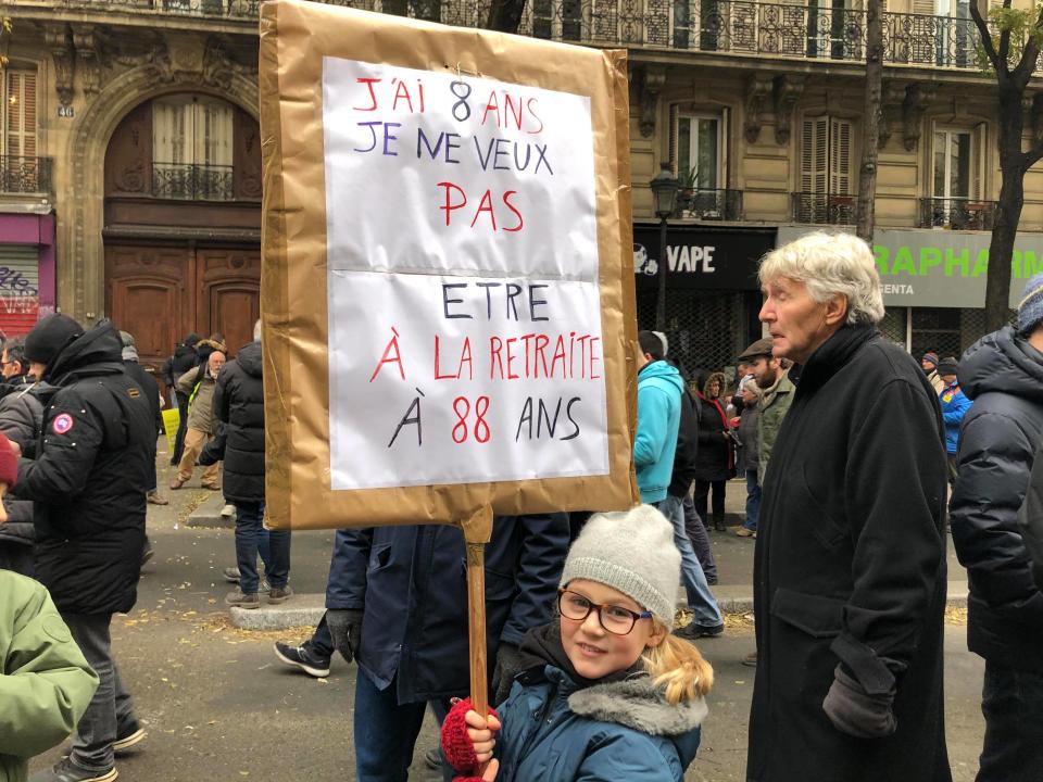 Cette petite fille porte une pancarte "J'ai 8 ans, je ne veux pas être à la retraite à 88 ans".