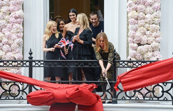 McCartney cuts the ribbon at her flagship store on Old Bond Street in London, in June 2018, with Kylie Minogue, Mindy Kaling, Neelam Gill, and Kate Moss<span class="copyright">David M. Benett—Getty Images for Stella McCartney</span>