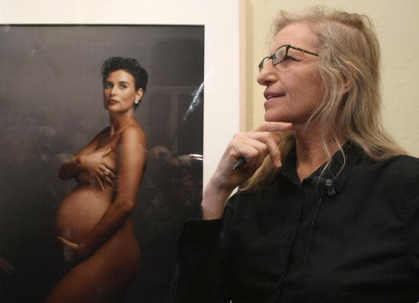  La fotógrafa Annie Leibovitz con la famosa imagen de Demi Moore, posando para Vanity Fair / Foto: Getty Images