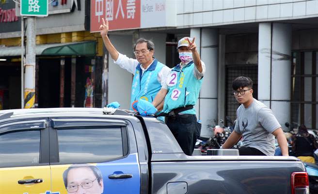 國民黨屏東縣長候選人蘇清泉（左）以車隊掃街方式，尋求選民支持。（林和生攝）