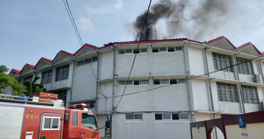 台南市菁寮國中今天上午傳出火警，濃煙從施工頂樓竄出。（圖／讀者提供）