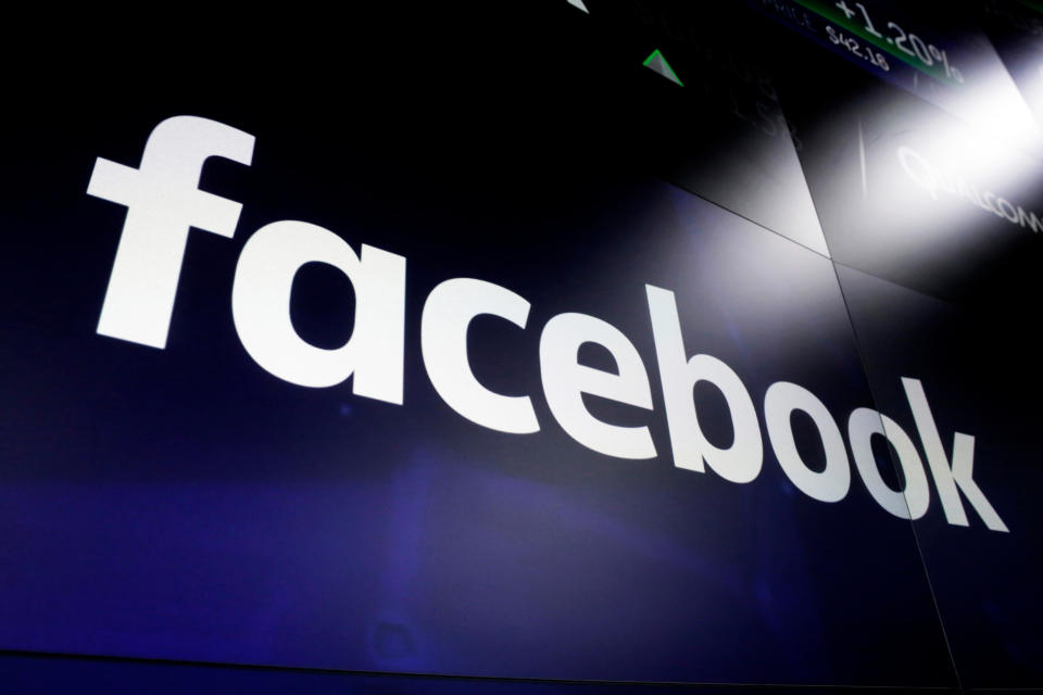 Facebook rechaza la creación y operación de cuentas falsas, pero sus capacidades de supervisión son limitadas y muchas veces solo hasta que un caso es identificado por terceros es que la red social investiga y toma acciones (AP Photo/Richard Drew, File)