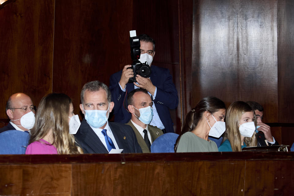 <p>El rey se sentó al lado de la heredera al trono, seguramente por temas de protocolo; mientras que a la izquierda de la reina se encontraba la infanta Sofía. Tanto Felipe VI como Letizia estuvieron pendientes de sus hijas, compartiendo confidencias en algunos momentos. (Foto: Carlos Alvarez / Getty Images)</p> 