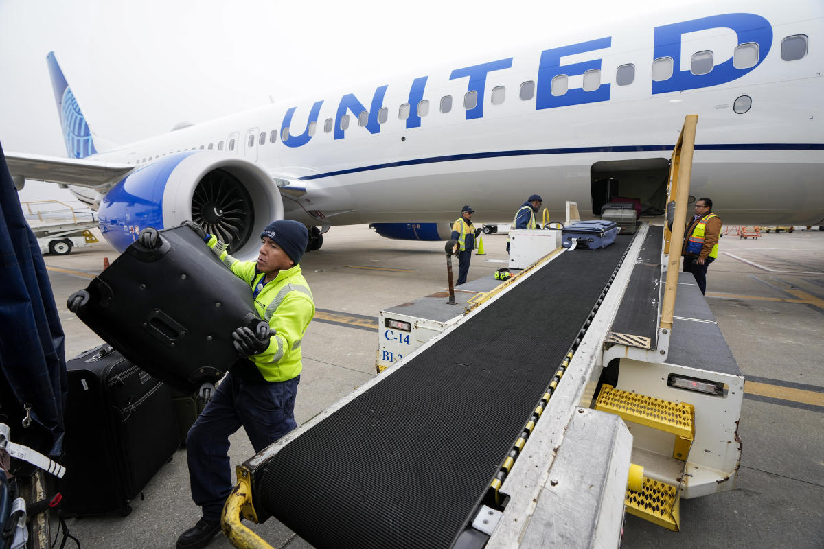 CHICAGO AP — United Airlines каза в петък че повишава