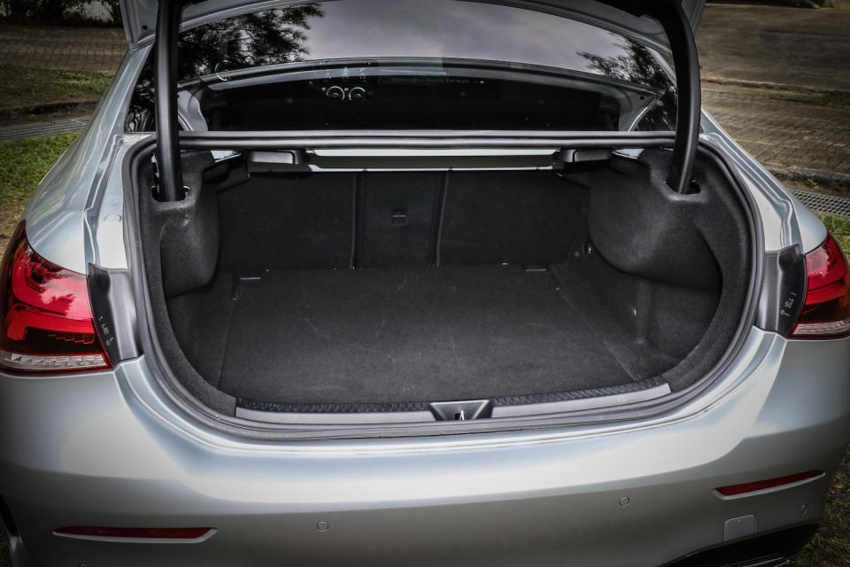 行李廂容積基本為 420 L ，並提供 4/2/4 椅背傾倒功能。
