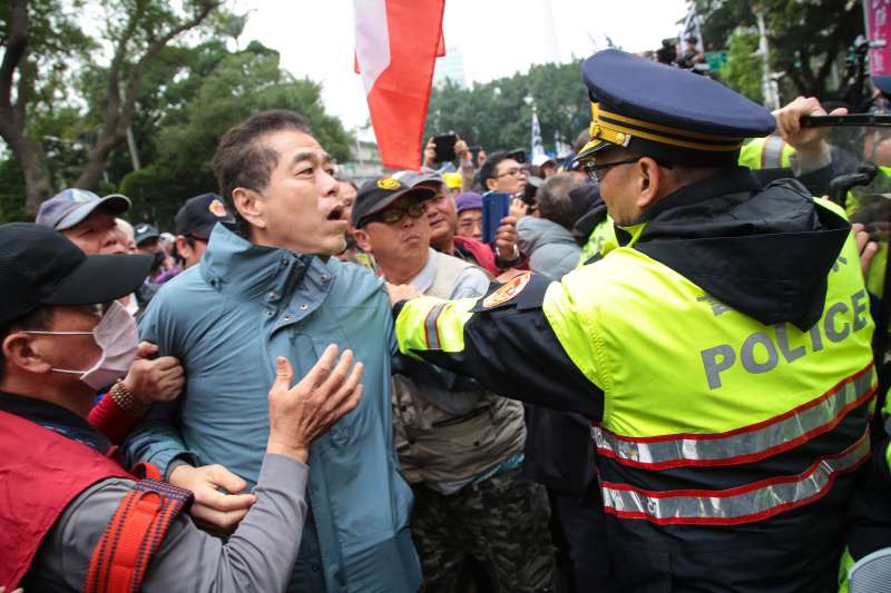 20180227-反年改團體27日下午持續繞行立院周遭，並與警方發生推擠衝突。（顏麟宇攝）