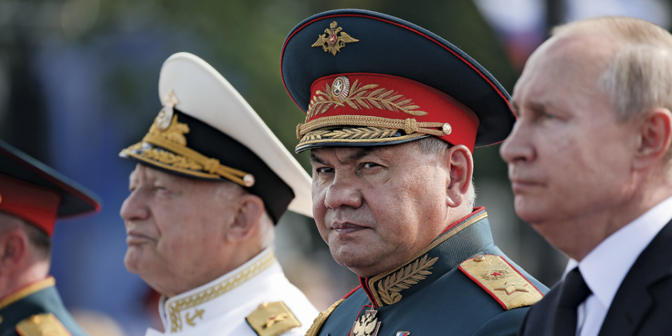 <span>El ministro de defensa ruso, Sergei Shoigu (centro), con el presidente Vladimir Putin (derecha), han intentado contener el conflicto. (Foto: Andrey Rudakov/Bloomberg/Getty)</span>