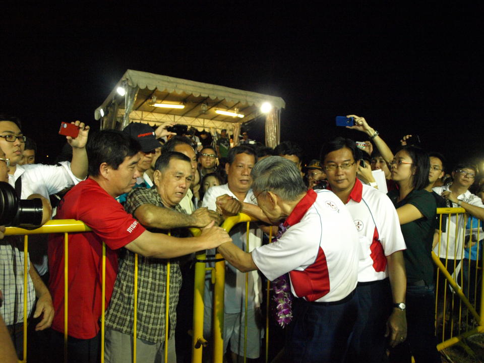 An ardent supporter breaks down upon meeting Mr Chiam See Tong, clutching both his hands and giving the latter his best wishes. (Yahoo! photo/ Christine)