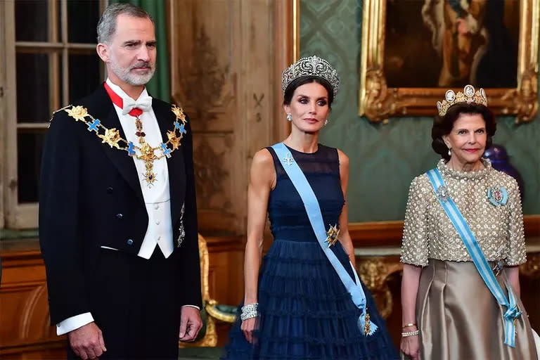 Der a izq: el rey Felipe VI, la reina Letizia y la reina Silvia la recepción de estado en el Palacio Real de Estocolmo, Suecia