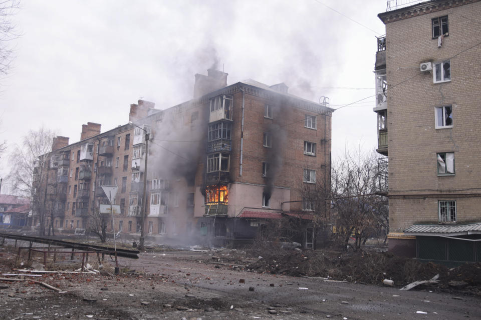 Ukraine, Bachmut: Rauch steigt von einem brennenden Haus auf (Bild: Yevhen Titov/AP)