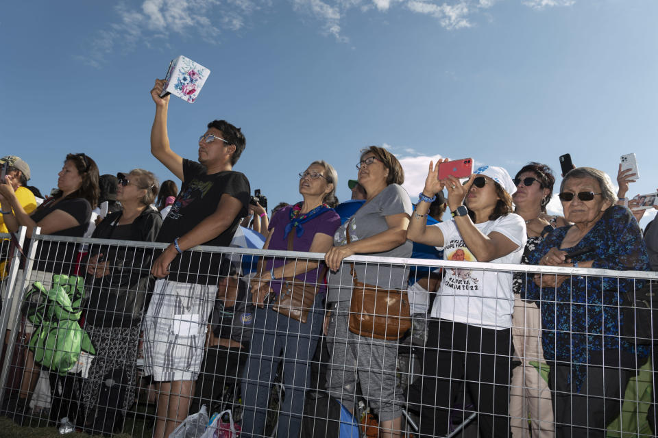 Multitudes se reúnen para la llegada del papa Francisco en Lac Sainte-Anne, en Alberta, Canadá, el 26 de julio de 2022. (Ian Willms/The New York Times)
