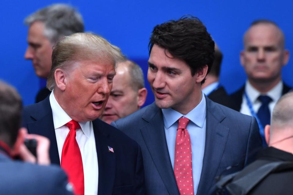 El entonces presidente de EE. UU. Donald Trump conversa con el primer ministro de Canadá Justin Trudeau durante una sesión plenaria de la OTAN en 2019 (AFP a través de Getty Images)