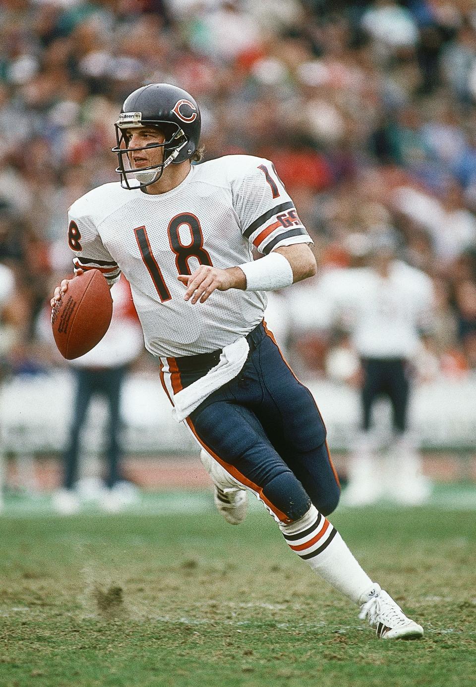 Dec 27, 1987; Los Angeles, CA, USA; FILE PHOTO; Chicago Bears quarterback Mike Tomczak (18) in action against the Los Angeles Raiders at Los Angeles Memorial Coliseum. Mandatory Credit: Peter Brouillet-USA TODAY NETWORK