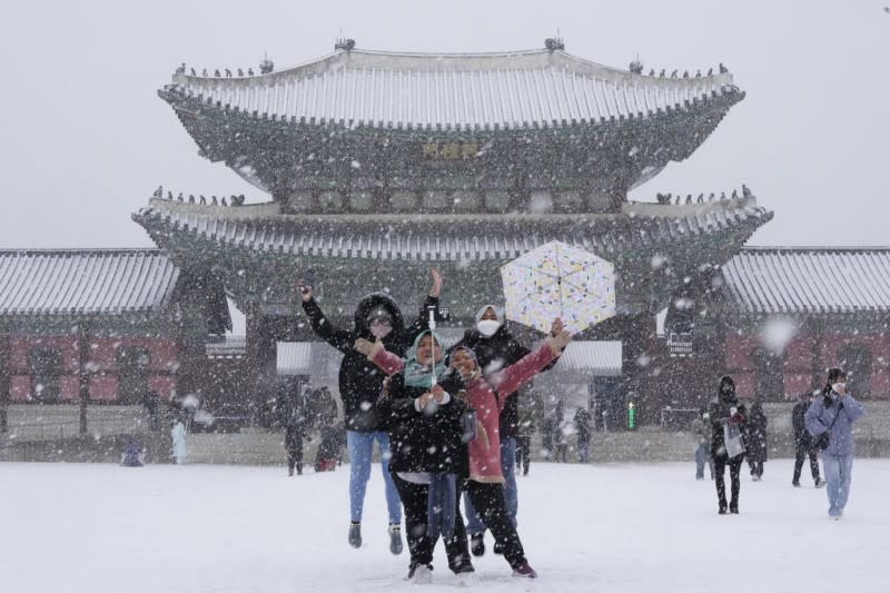 2022年12月，南韓首爾景福宮前的遊客自拍。（美聯社）