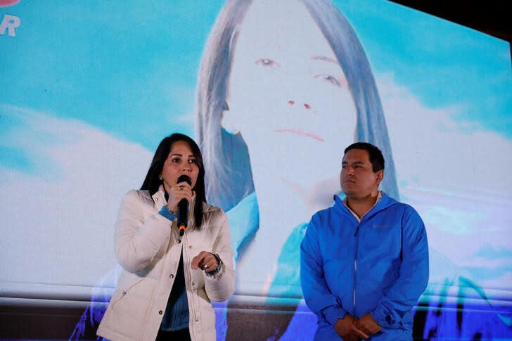 Foto del domingo de la candidata a la presidencia de Ecuador Luisa Gonzalez hablando a sus seguidores en Quito