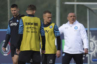 Napoli's head coach Francesco Calzona, right, during a training session in Castel Volturno, near Naples, Italy, Feb. 20, 2024. SSC Napoli will face FC Barcelona for a Chamions League, round of sixteen first leg, soccer match on Wednesday, Feb. 21, 2024. (Alessandro Garofalo/LaPresse via AP)