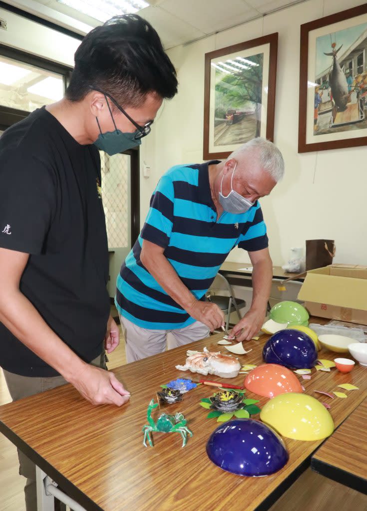 剪粘大師陳三火弟子林秉賢（左）指導民眾利用輪狀割刀切割瓷碗。（記者陳俊文攝）