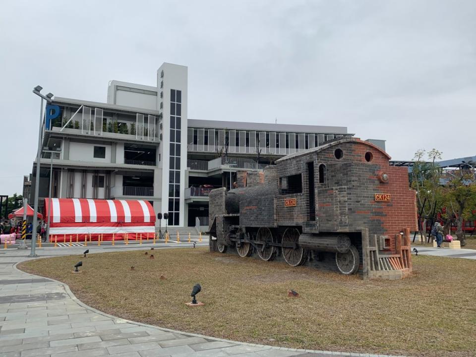 彰化扇形車庫停車場，竣工啟用，各界期盼能均衡前後站產業發展，帶動觀光經濟。（圖：李河錫攝）