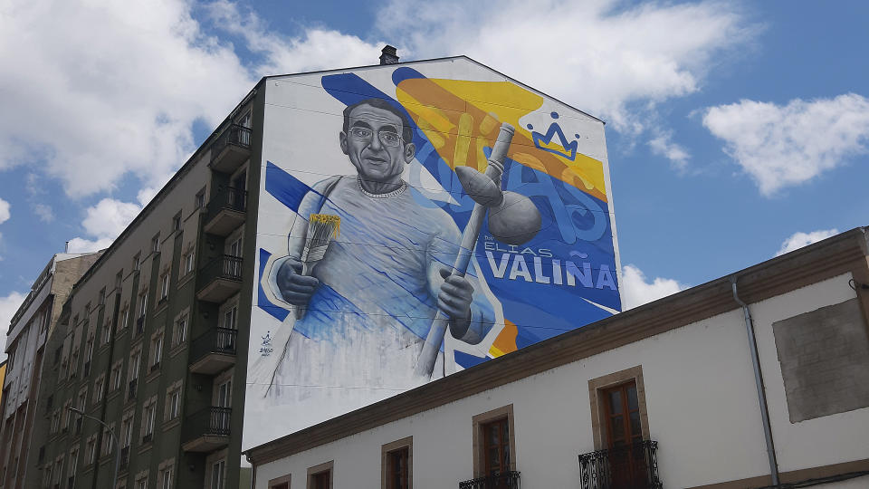 Erfinder des gelben Pfeils: Don Elias Valiña Sampedro, hier auf einem Hauswandgemälde in Sarria. (Bild: André Wagner)