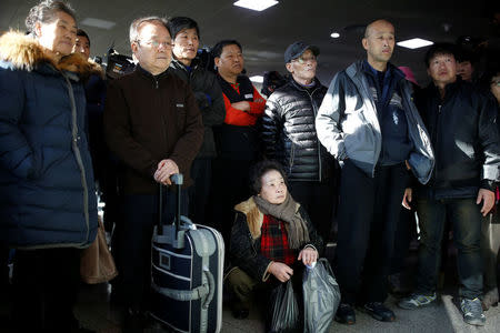 People watch a television broadcast of a news report on President Park Geun-hye releasing a statement to the public in Seoul, South Korea, November 29, 2016. REUTERS/Kim Hong-Ji