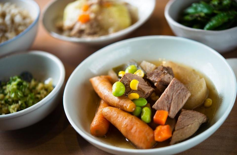 「日式根菜燉肉」甜鹹交織，慢燉細煮十足「媽媽味」。（套餐菜色之一，300元／套）