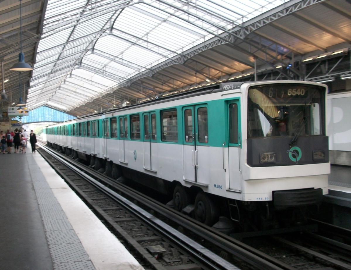 Line 11. Paris Metro MP 59. Парижское метро 11 линия. Вагоны метро в Париже на резиновых колесах. Metro Paris Train line 11.