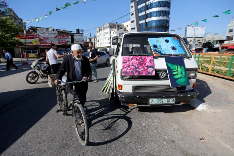 "Art van" adds a splash of colour to bleak Gaza Scene