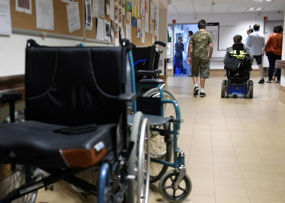 Trop d’enfants en situation de handicap « privés de rentrée », déplore une asso à une semaine de la rentrée des classes (Photot d’un élève en situation de handicap dans une école de Lyon en septembre 2016) 