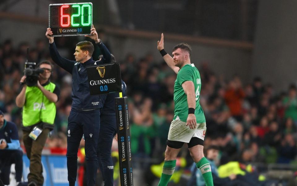 Peter O'Mahony walks off waving after being substituted