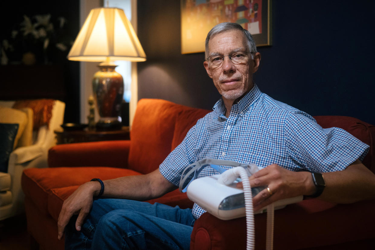 Donald Camp, quien usa un dispositivo de presión positiva continua en la vía aérea para combatir la apnea del sueño, en su casa de Falls Church, Virginia, el 7 de agosto de 2021. (Alyssa Schukar/The New York Times)