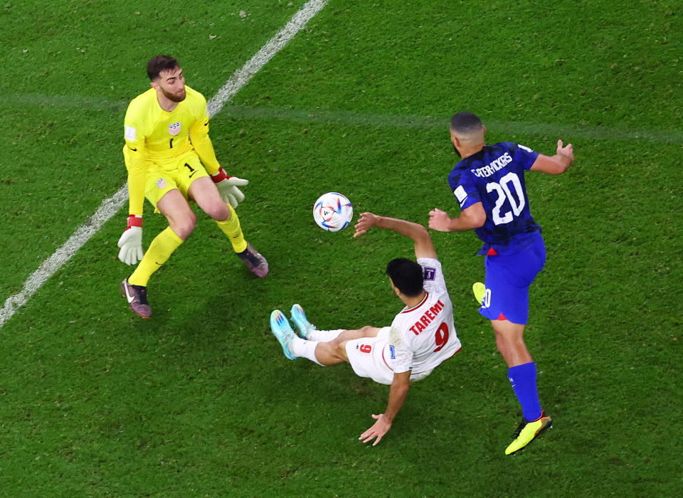 Irán luchó hasta el final para vencer al arquero Turner. (REUTERS/Fabrizio Bensch)