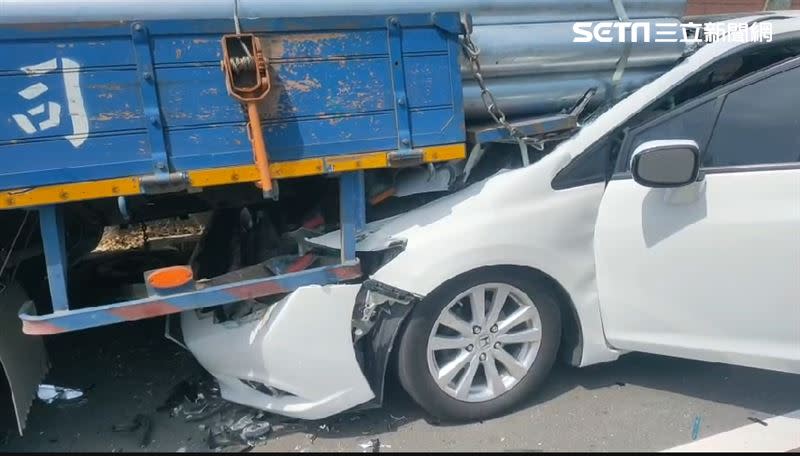 白色轎車撞上後車斗載滿大型鋼管的貨車，駕駛胸部頭部多處插傷送醫命危。(圖/翻攝畫面)