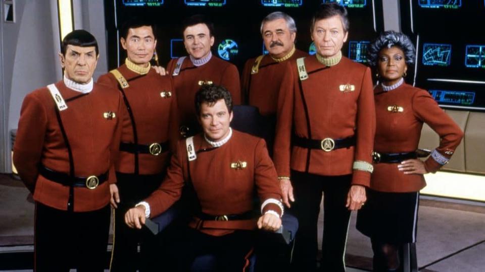 Nichelle Nichols (der.) con sus coprotagonistas (de der. a izq.) William Shatner, DeForest Kelley, Walter Koenig, George Takei y Leonard Nimoy en el set de la verisón fílmica de Star Trek: La última frontera en 1989