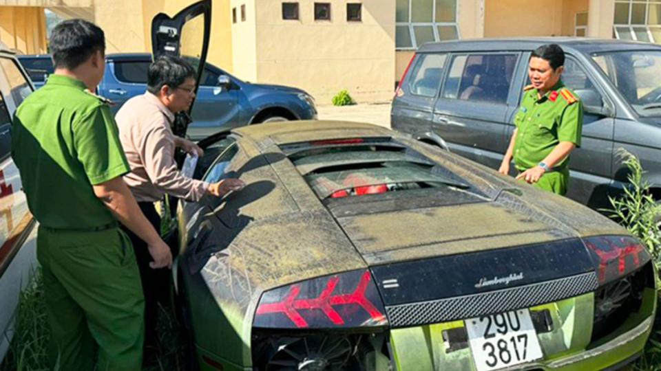 Siêu xe Lamborghini và Mercedes nhập lậu bị bắt tại Việt Nam