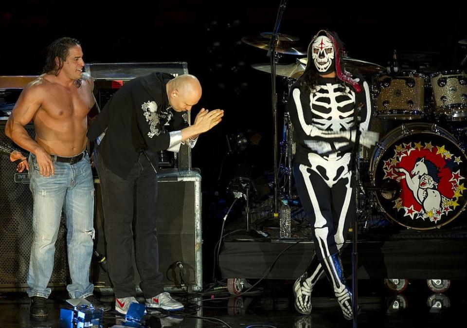 La Parka junto a otros luchadores