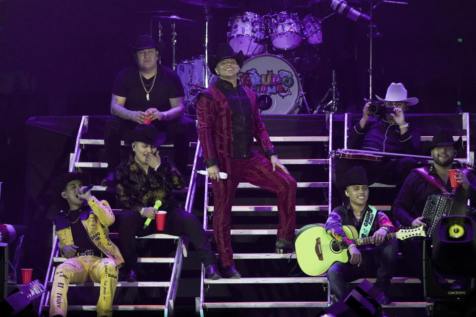 La banda regional mexicana Grupo Firme durante un concierto gratuito en el Zócalo de la Ciudad de México, el domingo 25 de septiembre de 2022. (Foto AP/Eduardo Verdugo)